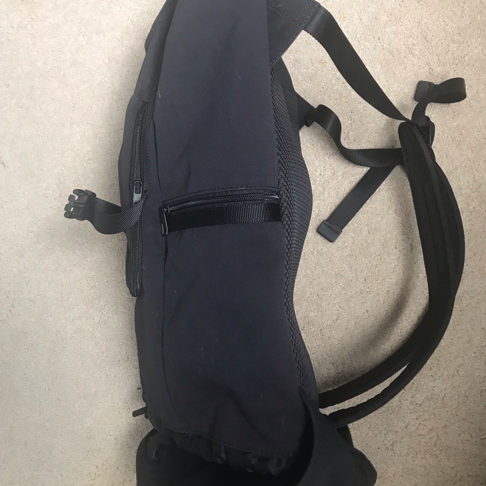 Luluemon command the Day Backpack 24L
